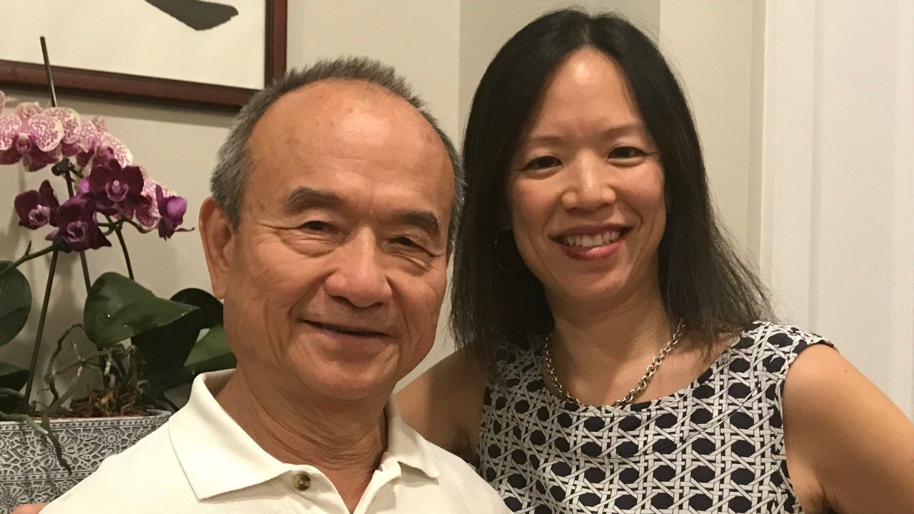 英安妮塔，医学博士，与她的父亲拍照。