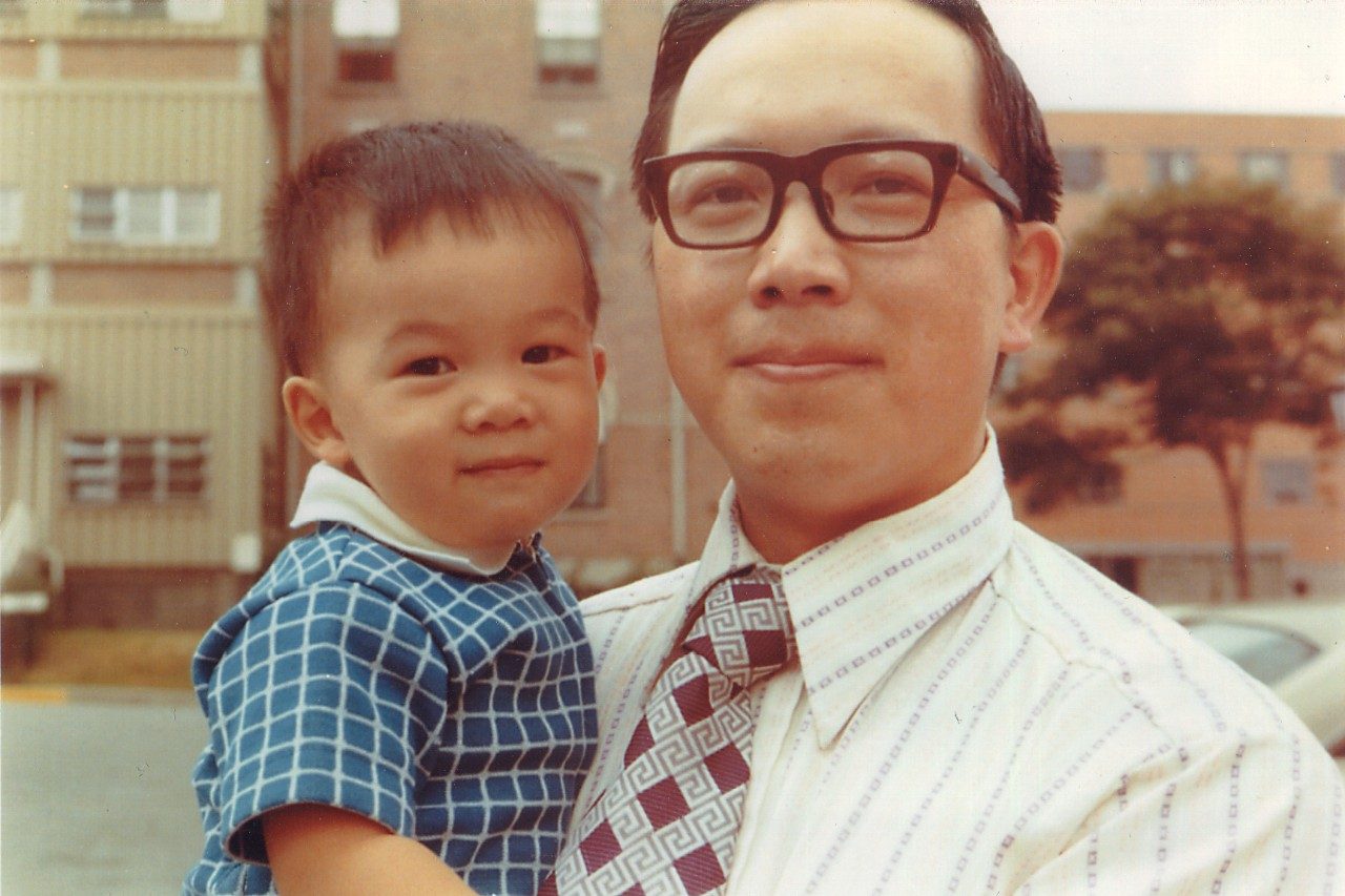 年轻的医学博士赖(Stephen Lai)与父亲合影。