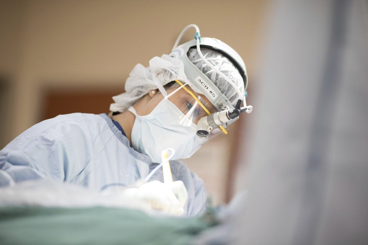 Puneet Singh，M.D.，进行乳腺癌手术。