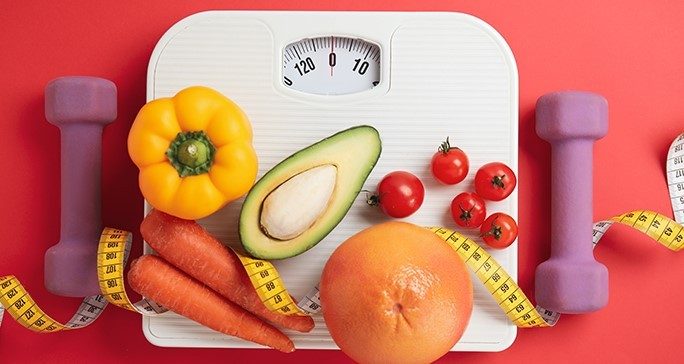 白比例带黄度量带坐红色表面比例持有两片胡萝卜 半片acado 黄铃辣椒 橙色和五片樱桃番茄紫手权在尺度两侧