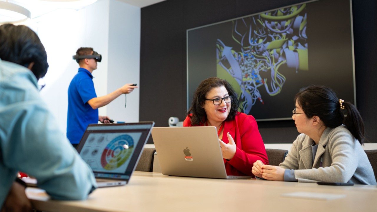 Bissan Al-Lazikani博士与实验团队合作IDSO区域TMC3