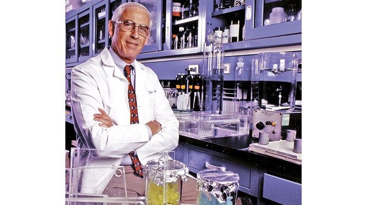 约翰·门德尔松，医学博士，在他的实验室里188bet体育网址