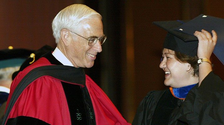 约翰·门德尔松，医学博士，在休斯顿的德克萨斯大学生物医学科学研究生院为学生颁发学位