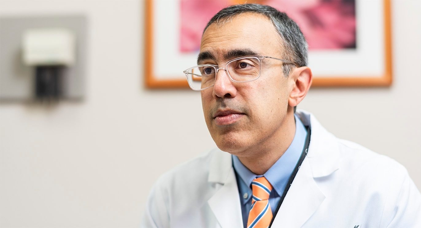Amir Jazaeri，医学博士，领导了一项临床试验，测试TIL细胞治疗宫颈癌。