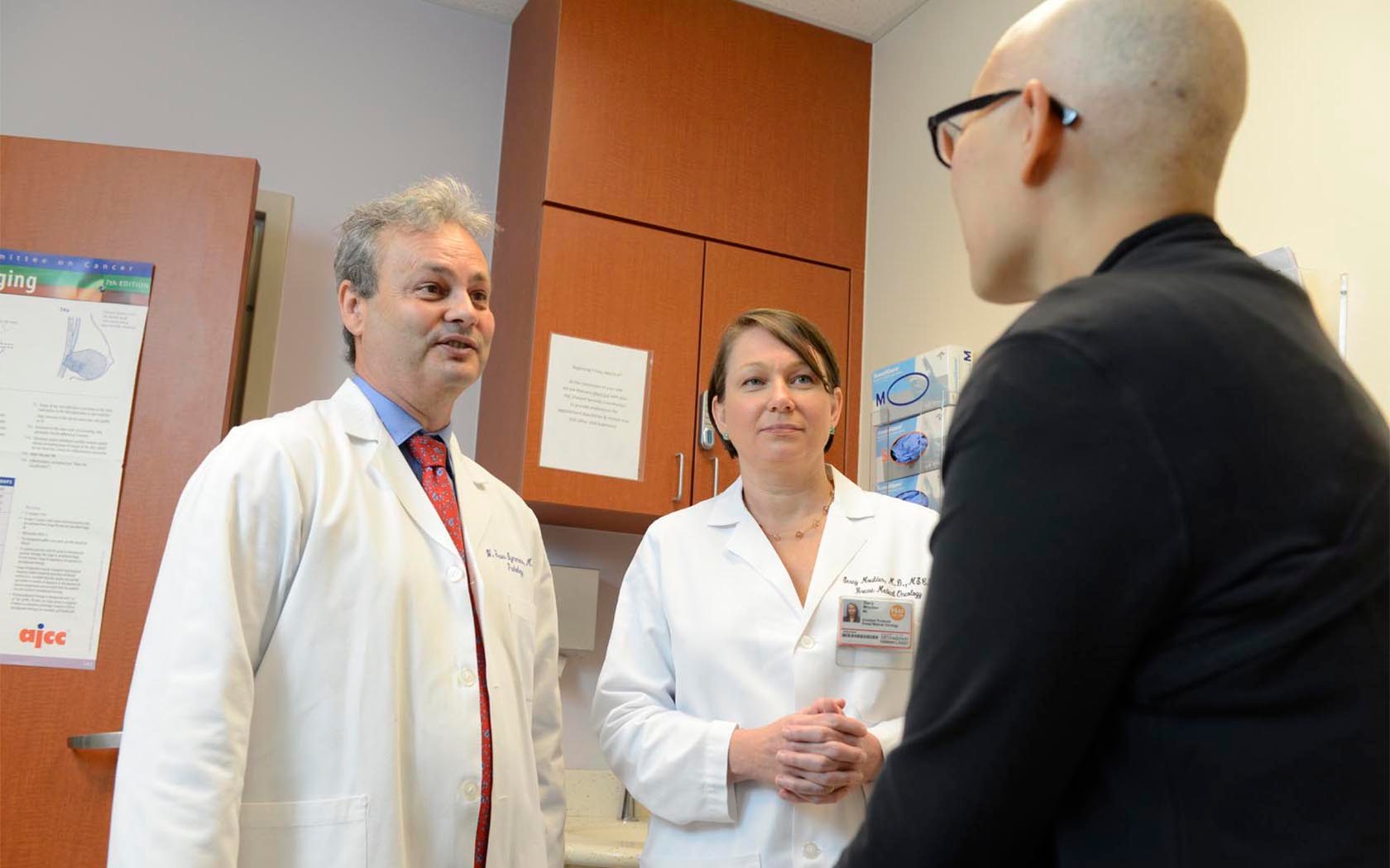W. Fraser Symmans，M.D.和Stacy Moulder，M.D.与患者Janine Blackwell