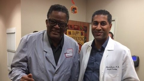 护理人员到乳腺癌幸存者和志愿者Walter Ross（左）与Nikesh Jasani，M.D.