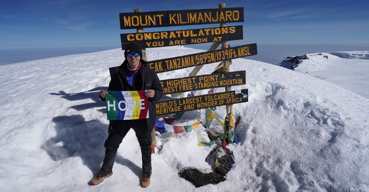 睾丸癌幸存者jmichael shipman，kilimanjaro atop