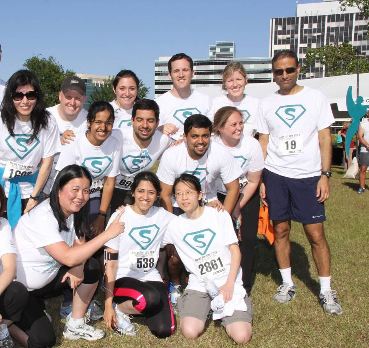 在MD Anderson的Sprint for Life Fundraiser的Sprint，Anil Sood，M.D.和他的实验室和Blanton-Da188bet体育网址vis卵巢癌研究计划。